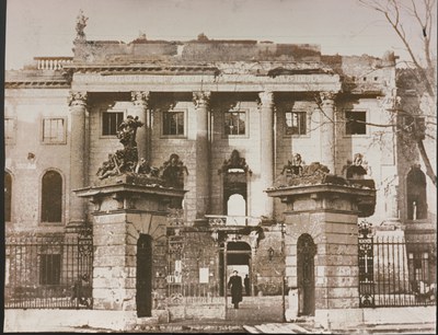 Kriegsbeschädigtes Hauptgebäude